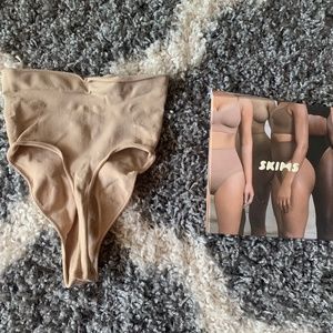 SKIMS Sculpting mid waist thong - CLAY unused